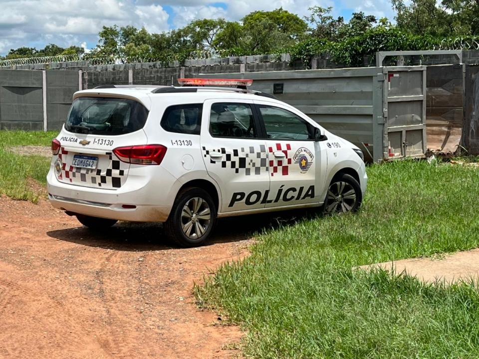 Foto 5 de 5 — Idosa é morta a facadas pelo companheiro em caçamba de bolsão no Hortências